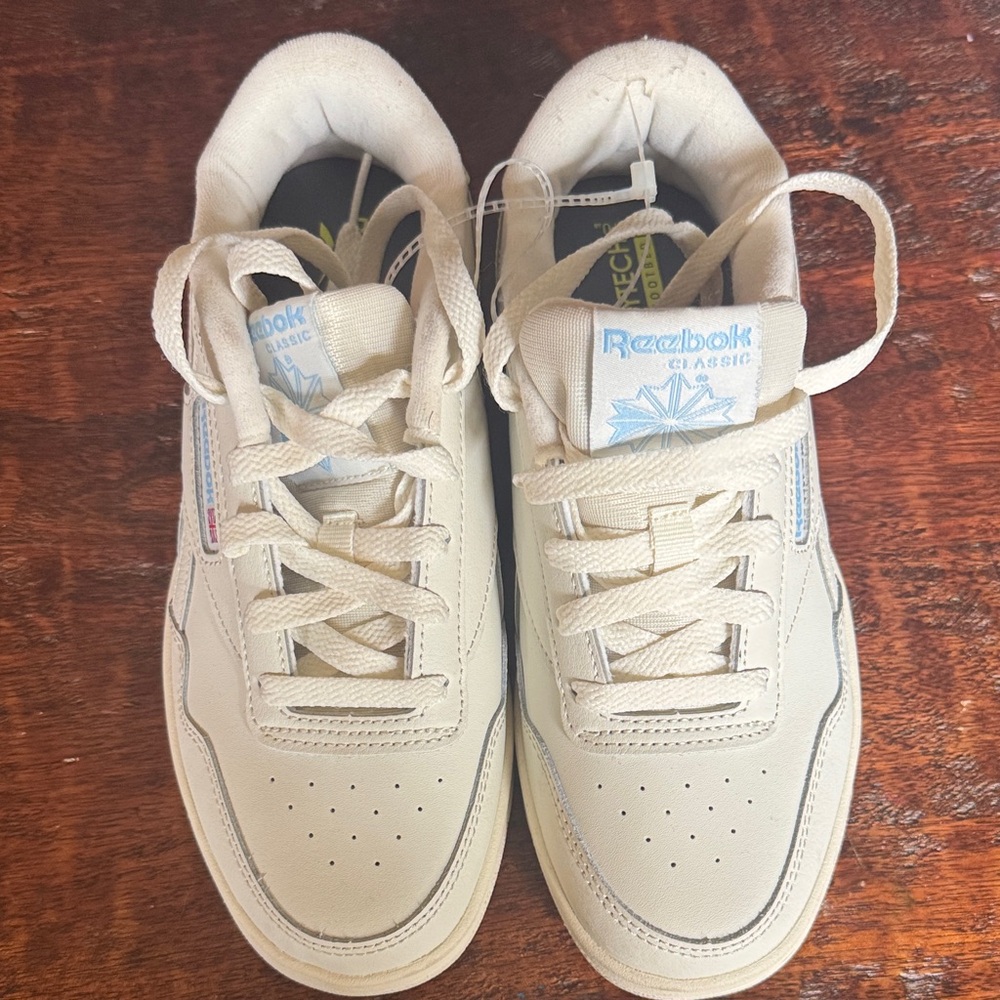 Classic Reebok Sneakers - Cream and Blue